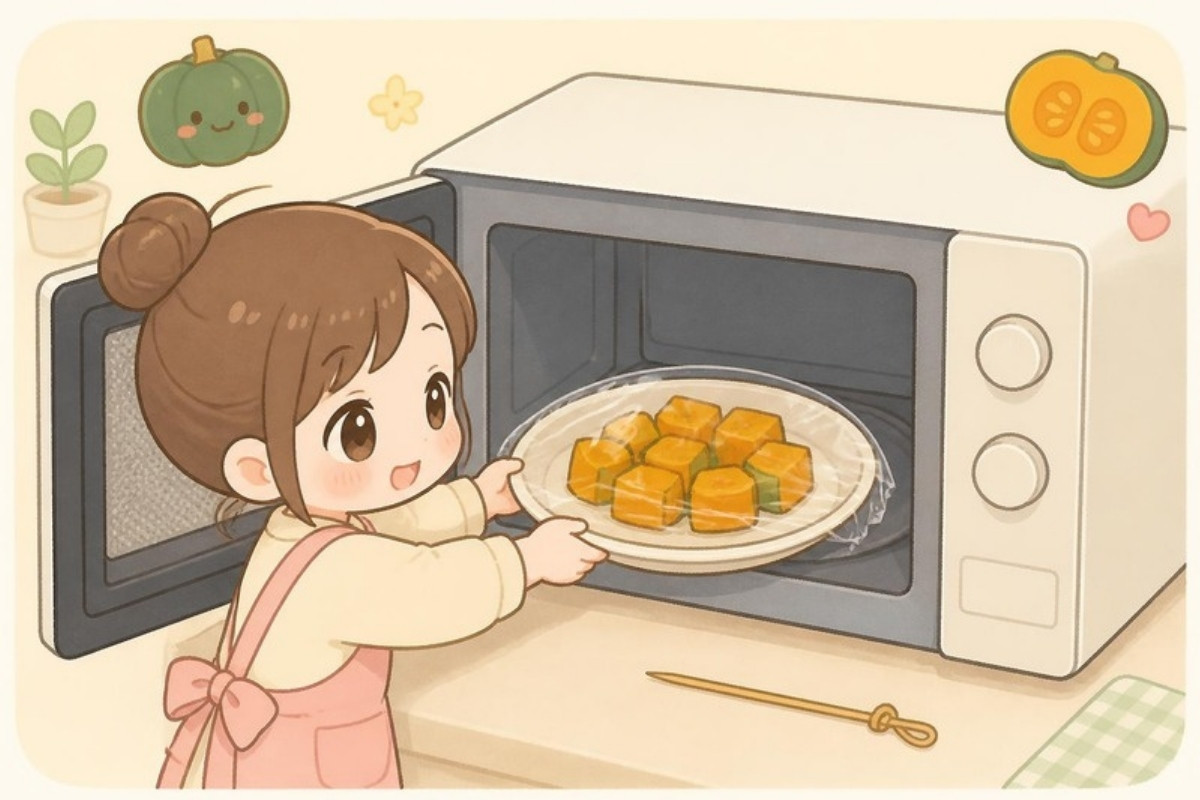 ひと口大に切ったかぼちゃをお皿にのせてラップをかけ、電子レンジに入れるイラスト